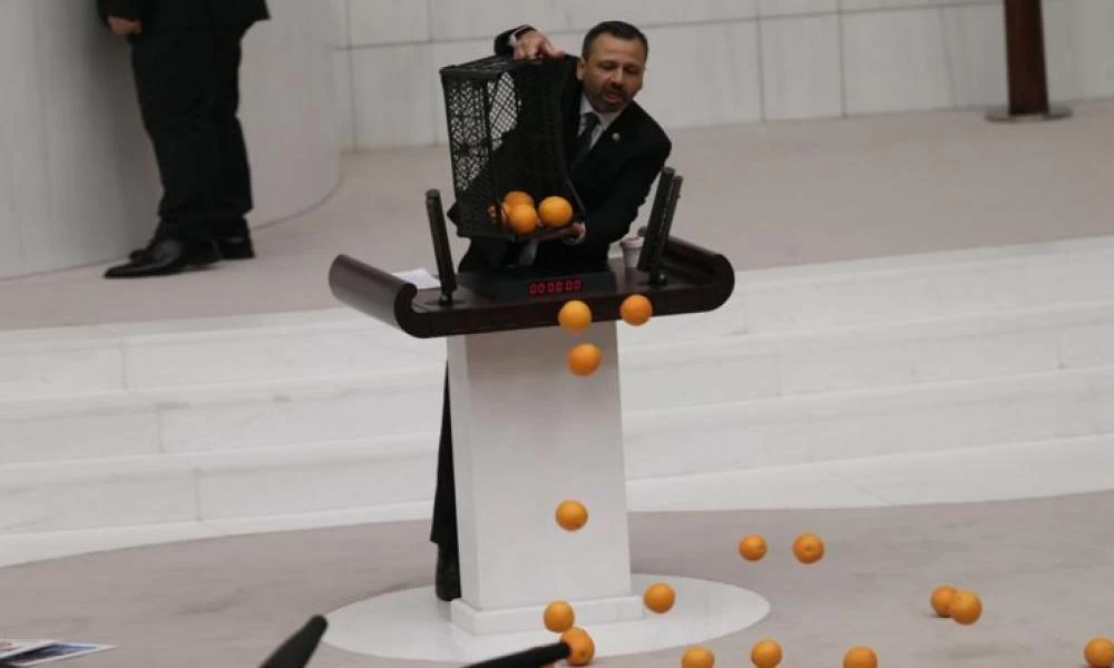 Τούρκος βουλευτής έριξε καφάσι με πορτοκάλια από το βήμα της βουλής